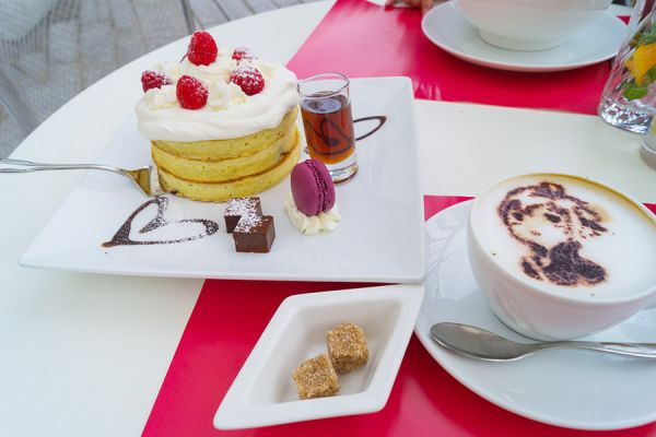 Le pancake spécial d'Angelo W. Panettone et le Latte Art à l'effigie de Yuu